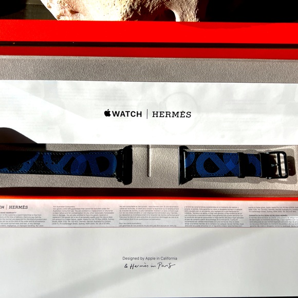 Hermes Other - Apple Watch Hermès Single Tour Circuit H Noir Bleu Électrique 45mm Brand New